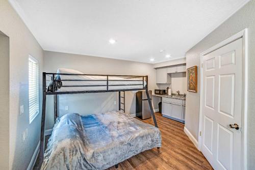 Sunny Studio Sleeps 4 Near Crystal River in Homosassa (Florida) Sunny Studio Sleeps 4 Near Crystal River in Homosassa (Florida)