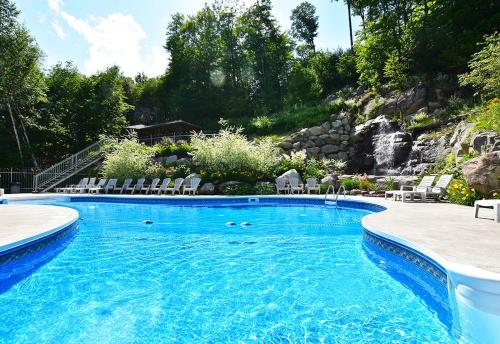 游泳池, Chalets Évasion avec spa et foyer au bois (Chalets Evasion avec spa et foyer au bois) in 安特雷克斯(QC) 游泳池, Chalets Évasion avec spa et foyer au bois (Chalets Evasion avec spa et foyer au bois) in 安特雷克斯(QC)