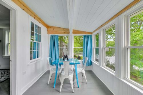 Spacious Lakeside Retreat 4-Bedroom Game Room in Orono Spacious Lakeside Retreat 4-Bedroom Game Room in Orono