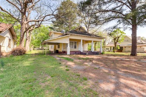 Explore the Ozarks Arkansas Family Home! in Clarksville (AR) Explore the Ozarks Arkansas Family Home! in Clarksville (AR)