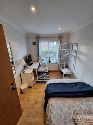 מיטה, Cosy Gated Room with Free Secure Parking Private Bathroom in ווקינג מיטה, Cosy Gated Room with Free Secure Parking Private Bathroom in ווקינג