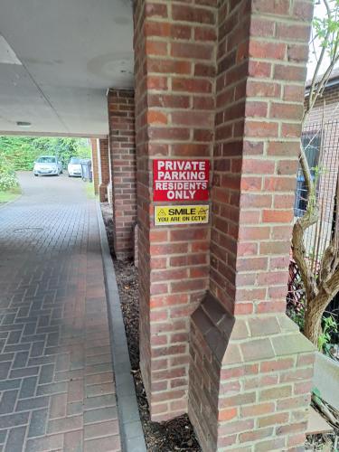 מתקני המלון, Cosy Gated Room with Free Secure Parking Private Bathroom in ווקינג מתקני המלון, Cosy Gated Room with Free Secure Parking Private Bathroom in ווקינג