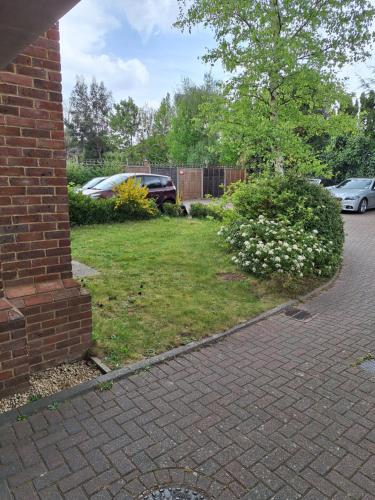 גינה, Cosy Gated Room with Free Secure Parking Private Bathroom in ווקינג גינה, Cosy Gated Room with Free Secure Parking Private Bathroom in ווקינג