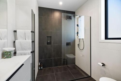 Bathroom, Homestead Retreat - 2 Bedroom - Lake View in Kelvin Heights Bathroom, Homestead Retreat - 2 Bedroom - Lake View in Kelvin Heights