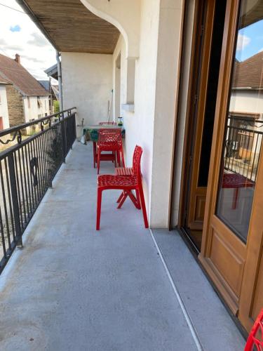 Erkély/terasz, Chez Doukine, Appartement avec balcon à Chouzelot (Chez Doukine, Appartement avec balcon a Chouzelot) in Quingey Erkély/terasz, Chez Doukine, Appartement avec balcon à Chouzelot (Chez Doukine, Appartement avec balcon a Chouzelot) in Quingey