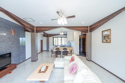 Shared lounge/TV area, Resort in青の洞窟 in Yonehara Beach Shared lounge/TV area, Resort in青の洞窟 in Yonehara Beach