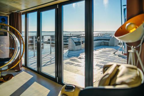 Balkon/teras, Grand HT Houseboats - domki na wodzie - sauna, jacuzzi, kominek in Mielno Balkon/teras, Grand HT Houseboats - domki na wodzie - sauna, jacuzzi, kominek in Mielno