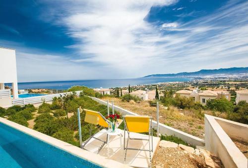 泳池, Villa Tavrou Dyo - Luxury 3 Bedroom Latchi Villa With Private Pool - Stunning Sea Views in 奈奥霍里奥 泳池, Villa Tavrou Dyo - Luxury 3 Bedroom Latchi Villa With Private Pool - Stunning Sea Views in 奈奥霍里奥