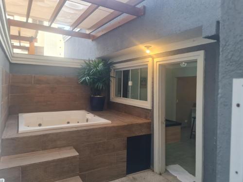 Marmeu Tombo com Hidro Aquecida Privativa in กวารุจ้า Marmeu Tombo com Hidro Aquecida Privativa in กวารุจ้า