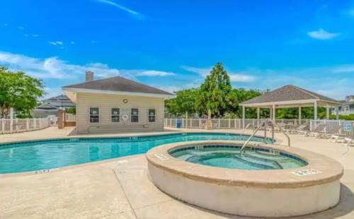 Golf Lovers 4BR with Course Access, Resort and More in Parkland Golf Lovers 4BR with Course Access, Resort and More in Parkland