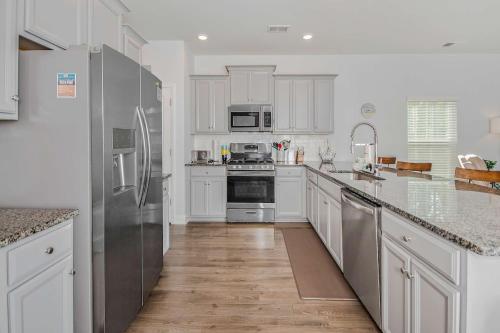 Golf Lovers 4BR with Course Access, Resort and More in Parkland Golf Lovers 4BR with Course Access, Resort and More in Parkland