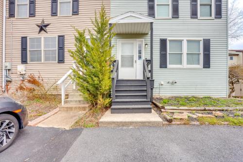 Fish, Ski and Explore Townhome with Decks in Etters! in 밸리 그린 (PA) Fish, Ski and Explore Townhome with Decks in Etters! in 밸리 그린 (PA)
