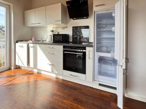 مطبخ, 3 Zimmer Apartment, 110 qm, max 5 Personen, Balkon, Parkplatz, Internet 250 MBit in كارترينجين مطبخ, 3 Zimmer Apartment, 110 qm, max 5 Personen, Balkon, Parkplatz, Internet 250 MBit in كارترينجين