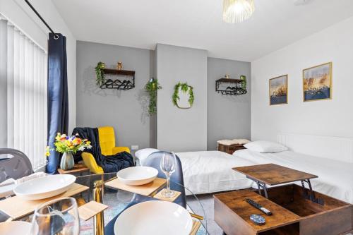 Stylish Birmingham Apartment For Groups, Family & Work in King's Heath Stylish Birmingham Apartment For Groups, Family & Work in King's Heath