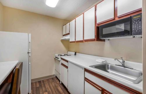 кухня, Extended Stay America Select Suites - Newport News - I-64 - Jefferson Avenue in Ньюпорт-Ньюс (Віргінія) кухня, Extended Stay America Select Suites - Newport News - I-64 - Jefferson Avenue in Ньюпорт-Ньюс (Віргінія)