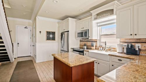 Mission Beach Oceanfront 2BR near Belmont Park Mission Beach Oceanfront 2BR near Belmont Park