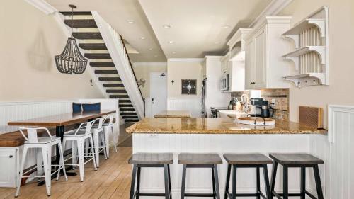 Mission Beach Oceanfront 2BR near Belmont Park Mission Beach Oceanfront 2BR near Belmont Park