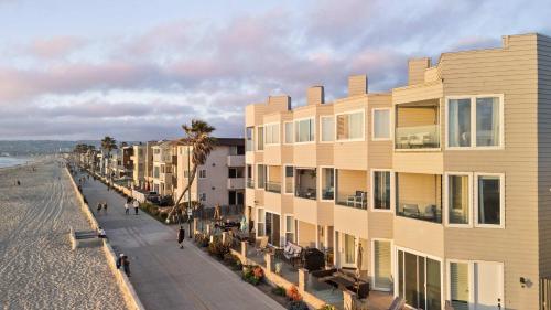 Mission Beach Oceanfront 2BR near Belmont Park Mission Beach Oceanfront 2BR near Belmont Park