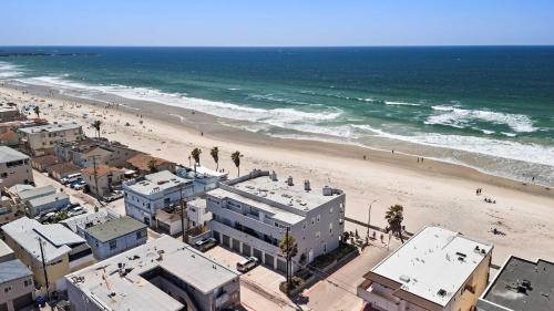 Mission Beach Oceanfront 2BR near Belmont Park Mission Beach Oceanfront 2BR near Belmont Park