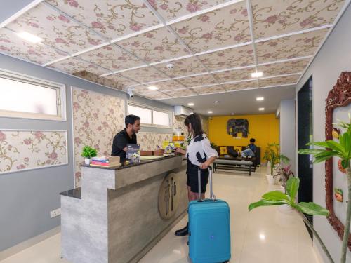 לובי, The Hosteller Jaipur, MI Road in ג'איפור לובי, The Hosteller Jaipur, MI Road in ג'איפור