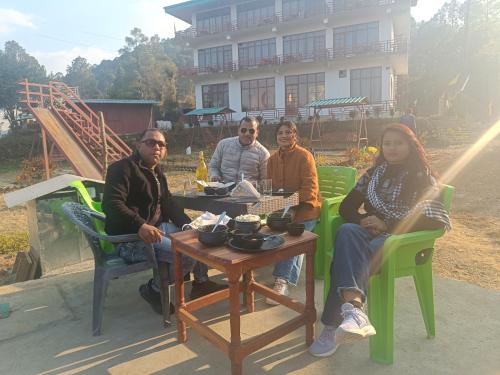 Lap of Himalayas Resort in Kauszani Lap of Himalayas Resort in Kauszani