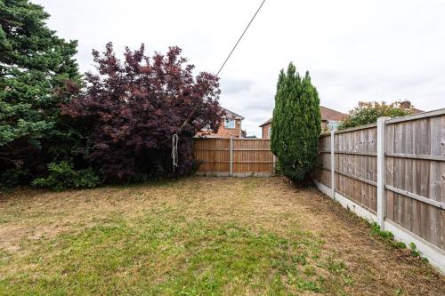 Garden, Spacious 3-Bed by Beatles Attractions & Transport in Halewood Garden, Spacious 3-Bed by Beatles Attractions & Transport in Halewood