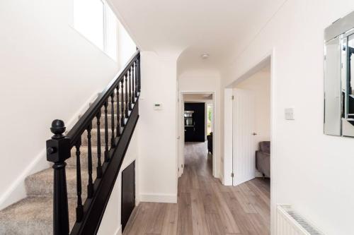 Facilities, Spacious 3-Bed by Beatles Attractions & Transport in Halewood Facilities, Spacious 3-Bed by Beatles Attractions & Transport in Halewood