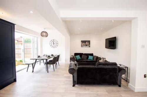Facilities, Spacious 3-Bed by Beatles Attractions & Transport in Halewood Facilities, Spacious 3-Bed by Beatles Attractions & Transport in Halewood