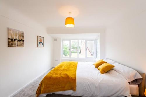 Guestroom, Spacious 3-Bed by Beatles Attractions & Transport in Halewood Guestroom, Spacious 3-Bed by Beatles Attractions & Transport in Halewood
