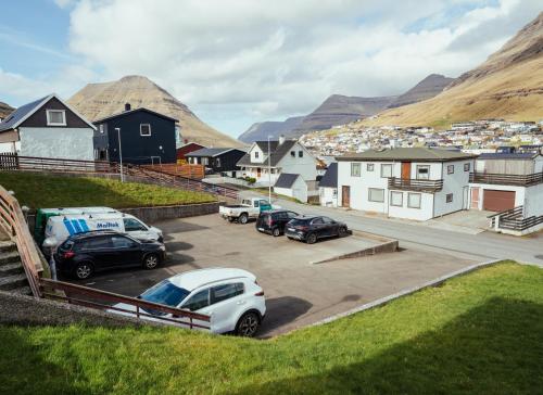 נוף, 2BR House with Scenic Views - Parking - Klaksvík (2BR House with Scenic Views - Parking - Klaksvik) in Klaksvík נוף, 2BR House with Scenic Views - Parking - Klaksvík (2BR House with Scenic Views - Parking - Klaksvik) in Klaksvík