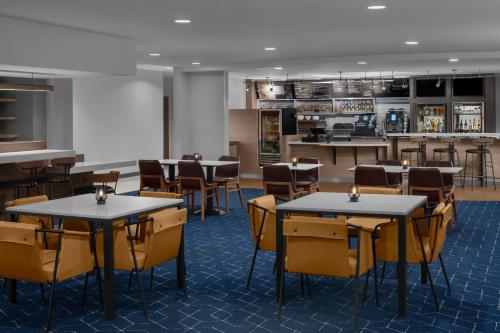 Restaurant, Courtyard by Marriott Santa Clarita Valencia in Santa Clarita (CA) Restaurant, Courtyard by Marriott Santa Clarita Valencia in Santa Clarita (CA)