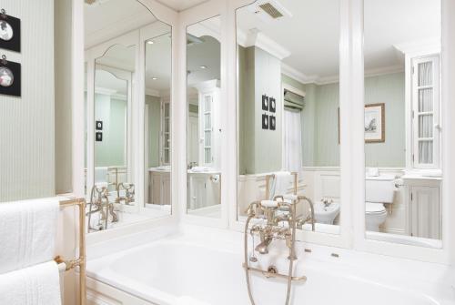 Bathroom, The Angel Posting House & Livery in Guildford Bathroom, The Angel Posting House & Livery in Guildford