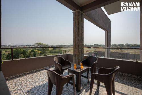 Balkon/teras, StayVista at Pinkal Farms with Pool, Lawn, Wi-Fi in Ramsinghpura Balkon/teras, StayVista at Pinkal Farms with Pool, Lawn, Wi-Fi in Ramsinghpura