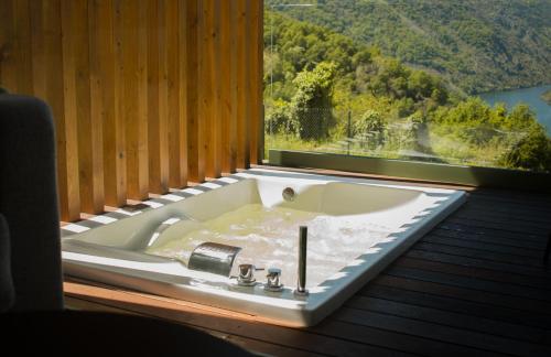 Pezsgőfürdő, Cabañas Ribeira Sacra (Cabanas Ribeira Sacra) in Parada De Sil Pezsgőfürdő, Cabañas Ribeira Sacra (Cabanas Ribeira Sacra) in Parada De Sil