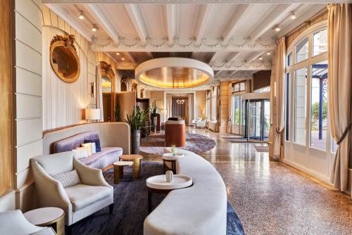 Vestíbulo, Hotel Barriere Le Grand Hotel Dinard in Dinard Vestíbulo, Hotel Barriere Le Grand Hotel Dinard in Dinard