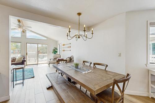 Modern Mountain Escape in Lake Valley Modern Mountain Escape in Lake Valley
