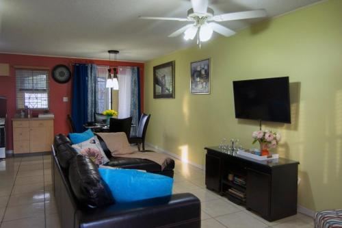 Modern Townhouse with Parking, WiFi and Air Conditioning in Portmore in Portmore Modern Townhouse with Parking, WiFi and Air Conditioning in Portmore in Portmore