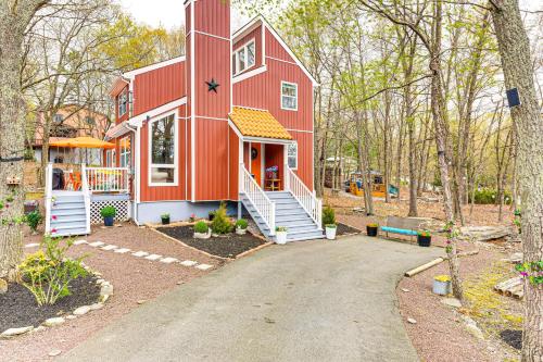 Deck, Fire Pit and Pool Access at Poconos Retreat! in 布什基爾 (PA) Deck, Fire Pit and Pool Access at Poconos Retreat! in 布什基爾 (PA)