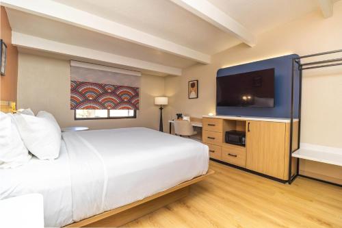 Guestroom, Ramada by Wyndham Davenport Orlando South in Disney - Maingate West Guestroom, Ramada by Wyndham Davenport Orlando South in Disney - Maingate West