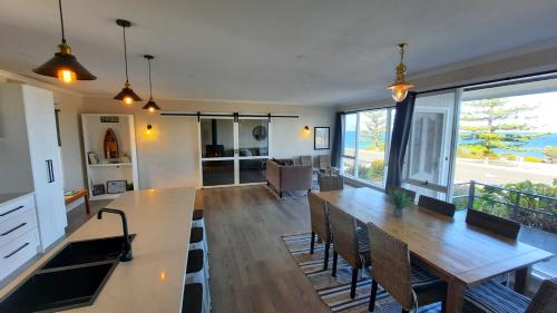 Captains on the Seafront - Winter Fire - stunning sea views- 4br 2bth - large waterfront near Kingscote repülőtér Captains on the Seafront - Winter Fire - stunning sea views- 4br 2bth - large waterfront near Kingscote repülőtér