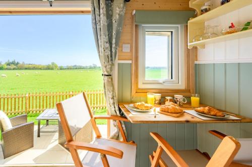 Vista exterior, Gin and Toffee Carriage in Thaxted Vista exterior, Gin and Toffee Carriage in Thaxted