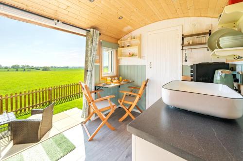 Vista exterior, Gin and Toffee Carriage in Thaxted Vista exterior, Gin and Toffee Carriage in Thaxted