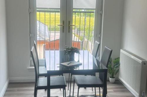 Lanarkshire Apartment- Views- Sleeps 4- Balcony in Larkhall Lanarkshire Apartment- Views- Sleeps 4- Balcony in Larkhall