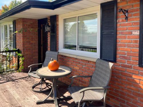 المرافق, Bright Lake Cottage with Pool and Hot Tub in فورا ايري المرافق, Bright Lake Cottage with Pool and Hot Tub in فورا ايري