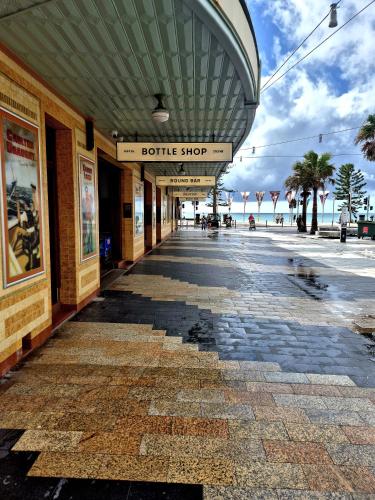Strand, Boardrider Backpackers and Budget Motel in Manly Strand, Boardrider Backpackers and Budget Motel in Manly
