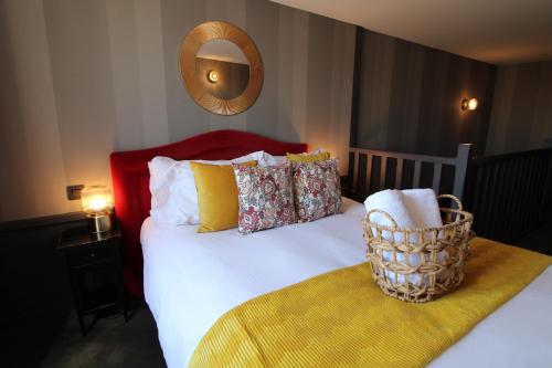 Bed, Hotel Alexandra near Cathedral Saint Jean Baptiste Bed, Hotel Alexandra near Cathedral Saint Jean Baptiste