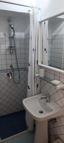 Bathroom, Maridea - Hipparchia in Ponza Island Bathroom, Maridea - Hipparchia in Ponza Island