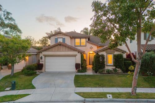 Facilities, Spacious 4BR Home w Fireplace Work Space Backyard Dining in Rancho Peñasquitos Facilities, Spacious 4BR Home w Fireplace Work Space Backyard Dining in Rancho Peñasquitos