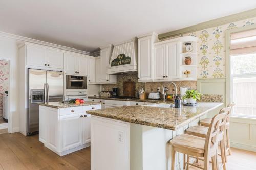 Facilities, Spacious 4BR Home w Fireplace Work Space Backyard Dining in Rancho Peñasquitos Facilities, Spacious 4BR Home w Fireplace Work Space Backyard Dining in Rancho Peñasquitos