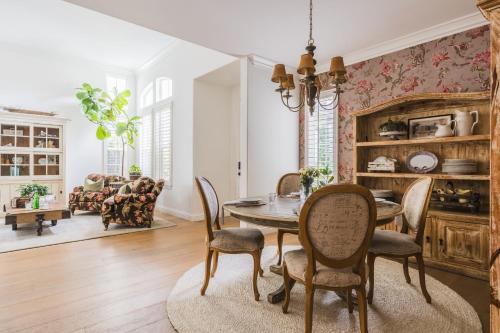 Facilities, Spacious 4BR Home w Fireplace Work Space Backyard Dining in Rancho Peñasquitos Facilities, Spacious 4BR Home w Fireplace Work Space Backyard Dining in Rancho Peñasquitos